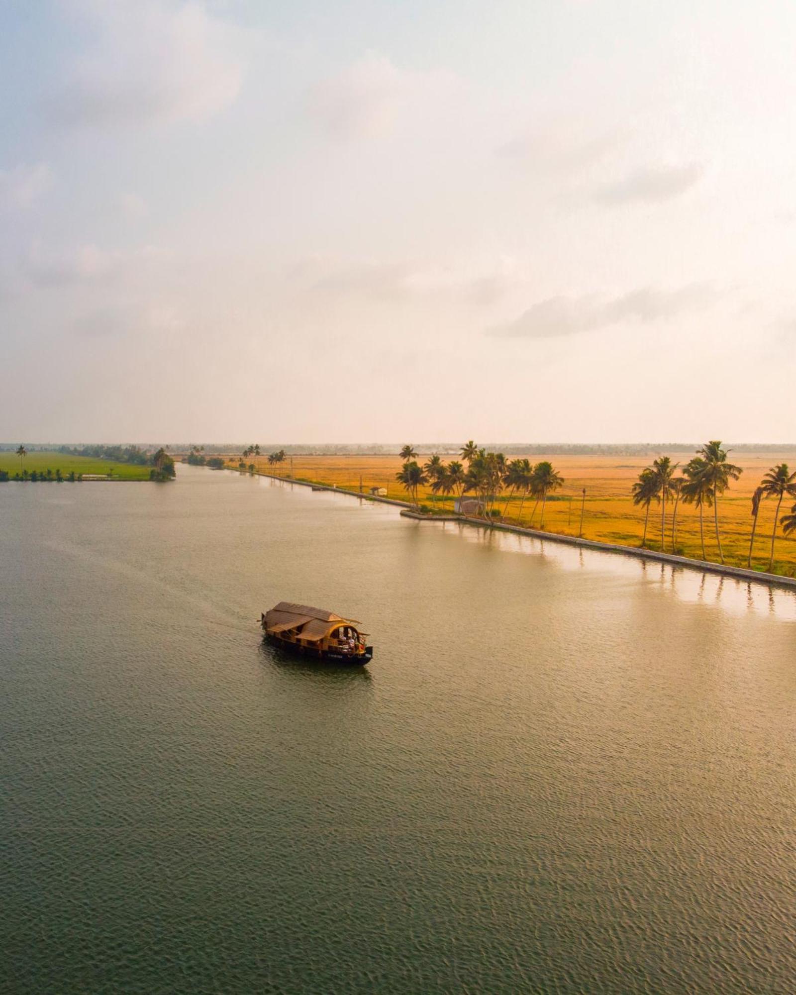 Spice Coast Cruises - Houseboat, A Cgh Earth Experience Hotell Alappuzha Exteriör bild
