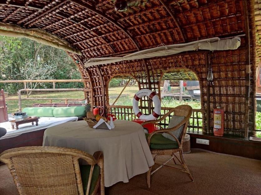Spice Coast Cruises - Houseboat, A Cgh Earth Experience Hotell Alappuzha Exteriör bild