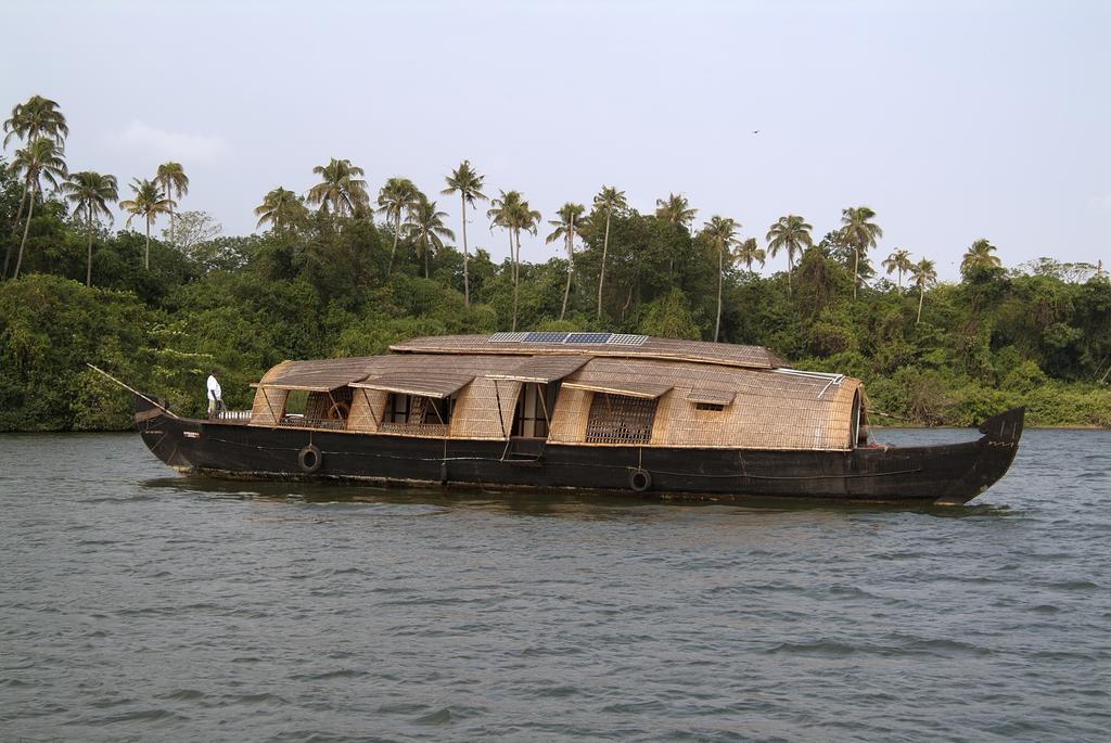 Spice Coast Cruises - Houseboat, A Cgh Earth Experience Hotell Alappuzha Exteriör bild