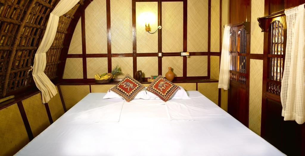Spice Coast Cruises - Houseboat, A Cgh Earth Experience Hotell Alappuzha Exteriör bild