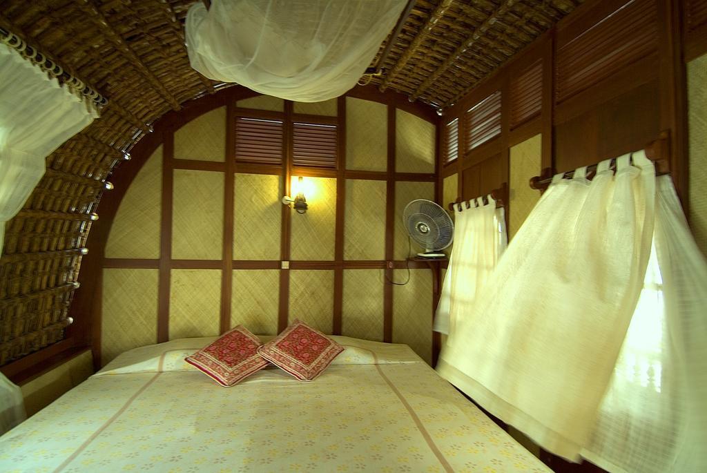 Spice Coast Cruises - Houseboat, A Cgh Earth Experience Hotell Alappuzha Exteriör bild